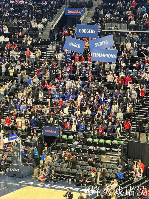 球迷蜂拥离场,快船主场球馆出口人潮涌动 球迷蜂拥离场,快船主场球馆出口人潮涌动